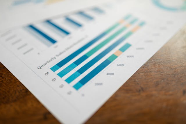 Folha impresso com gráfico financeiro em destaque sobre uma mesa de escritório corporativo.