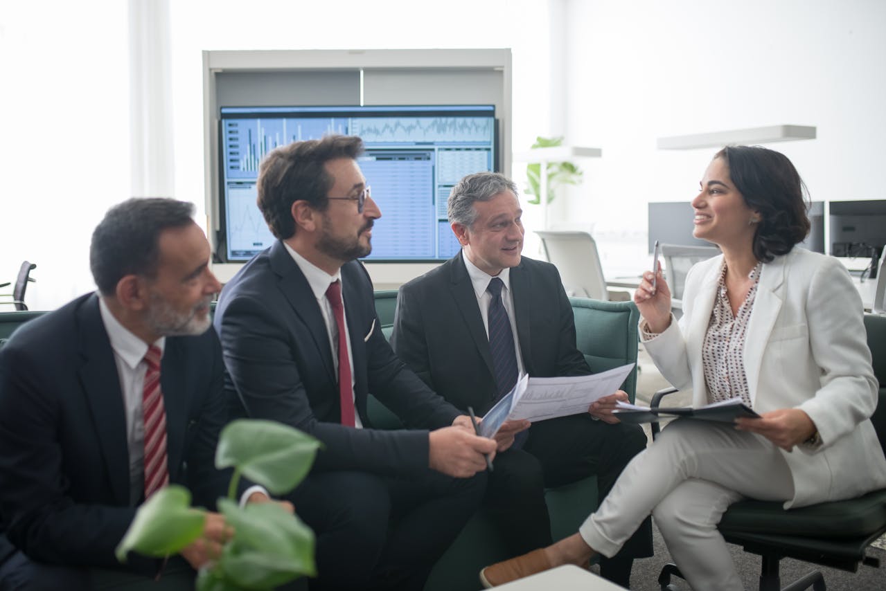 Especialista em consultoria tributária apresentando resultados financeiros em reunião estratégica com clientes em um escritório moderno.