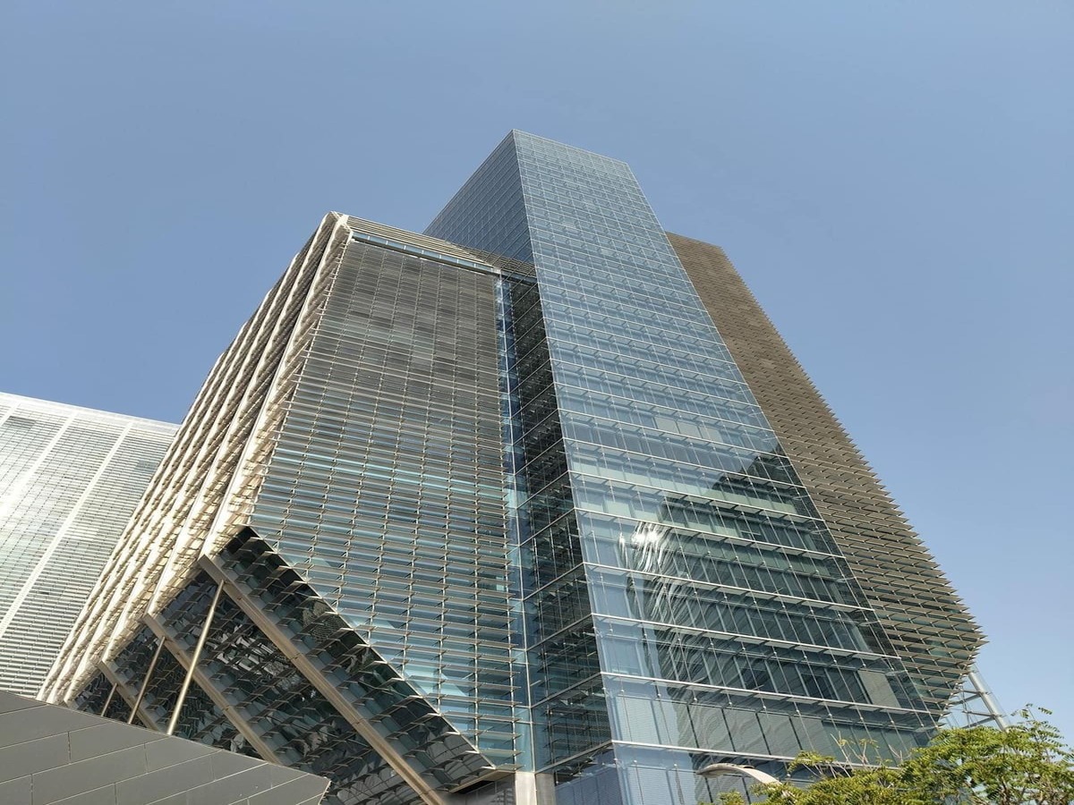 Fachada de vidro de um edifício corporativo moderno, representando a transparência e solidez de uma empresa com compliance.